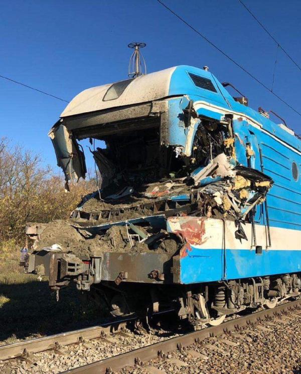 Поезд протаранил КамАЗ с песком со ставропольскими номерами